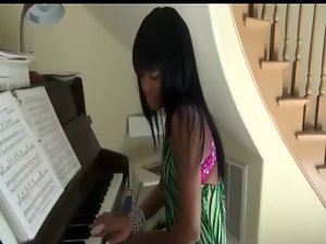 She Play the Piano with her Black Bum